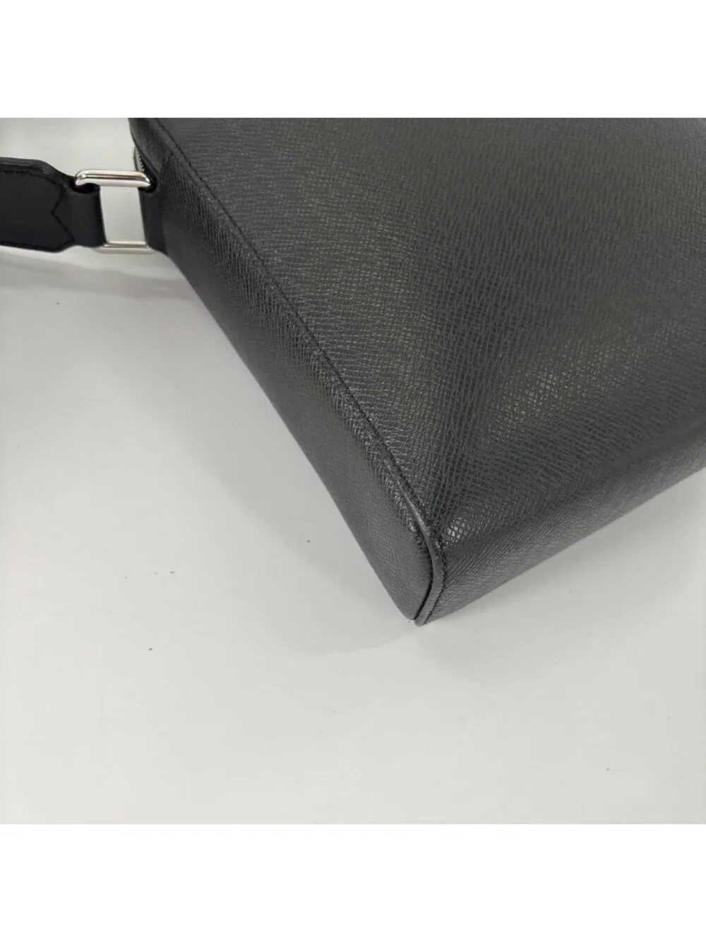 Louis Vuitton Taiga Anton Shoulder Bag